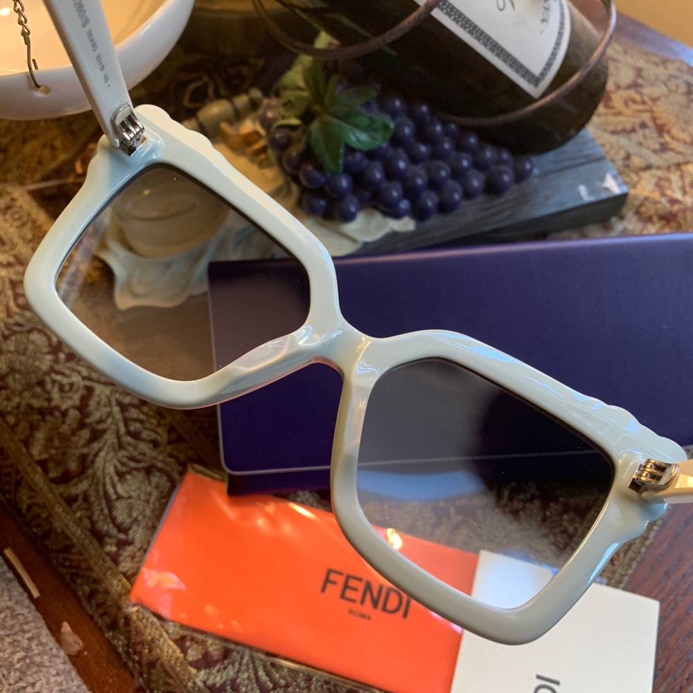 Authentic FENDI 52 Butterfly crystals acetate sunglasses - Picture 6 of 14